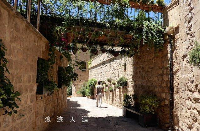与抗日神剧不同，“半人半鬼，神枪无敌”的燕双鹰，为什么没有遭到观众抵制？